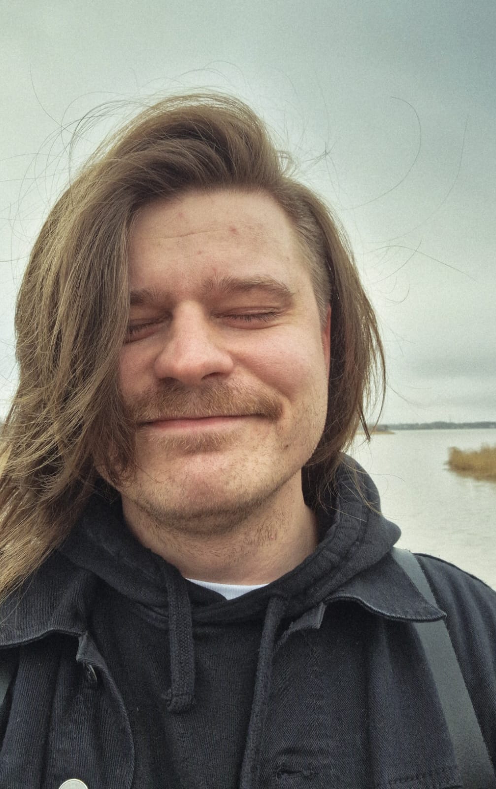 Visa-Matti ulkona järvimaisemassa